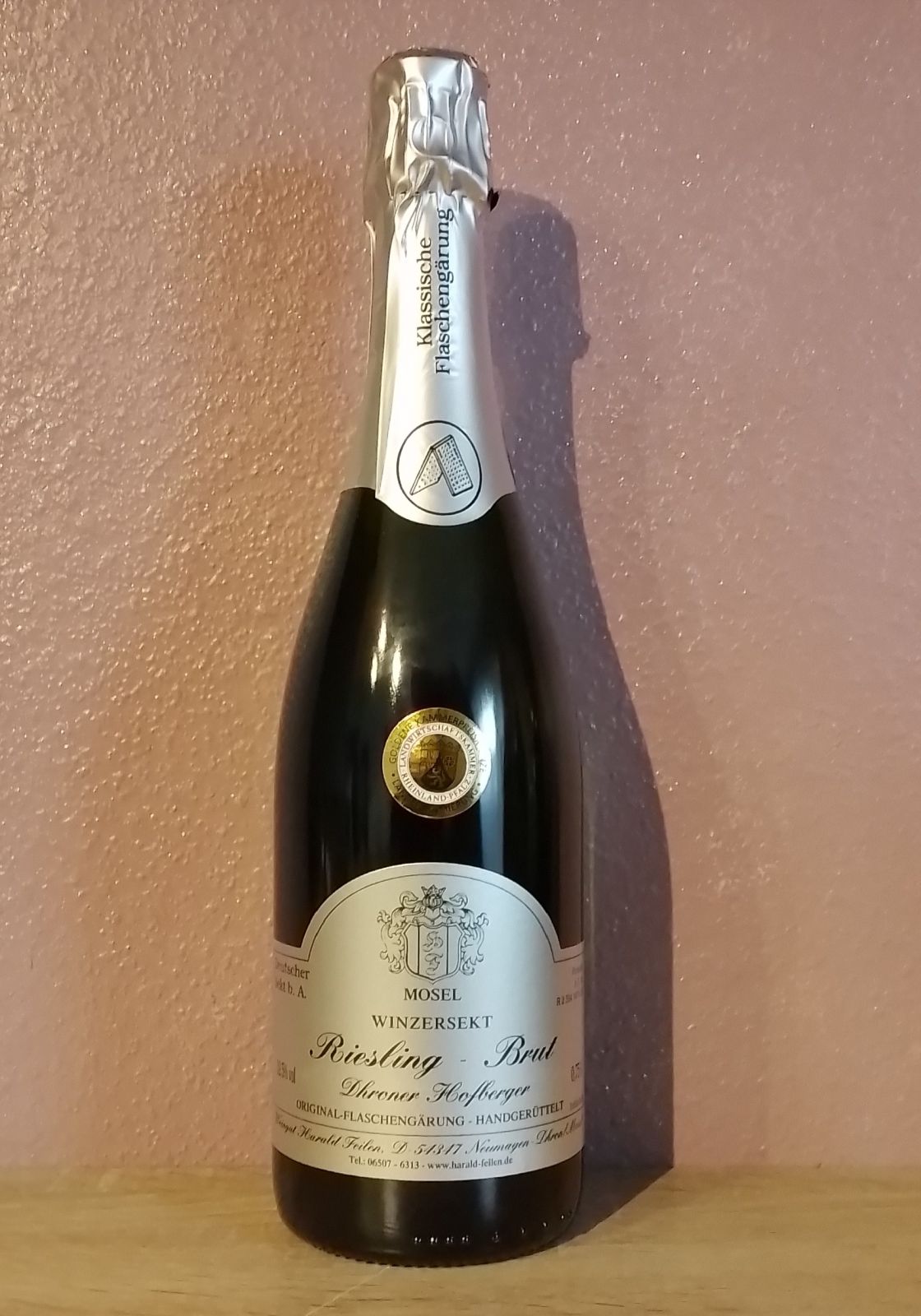 <br>Artikel-Nr.: 826<br>0,75 Fl. Winzersekt Riesling<br>Deutscher Sekt brut Dhroner Hofberger<br>Flaschengärung handgerüttelt<br>goldene Kammerpreismünze<br>